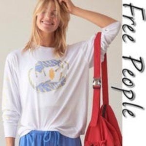 Casual white long-sleeved T-shirt